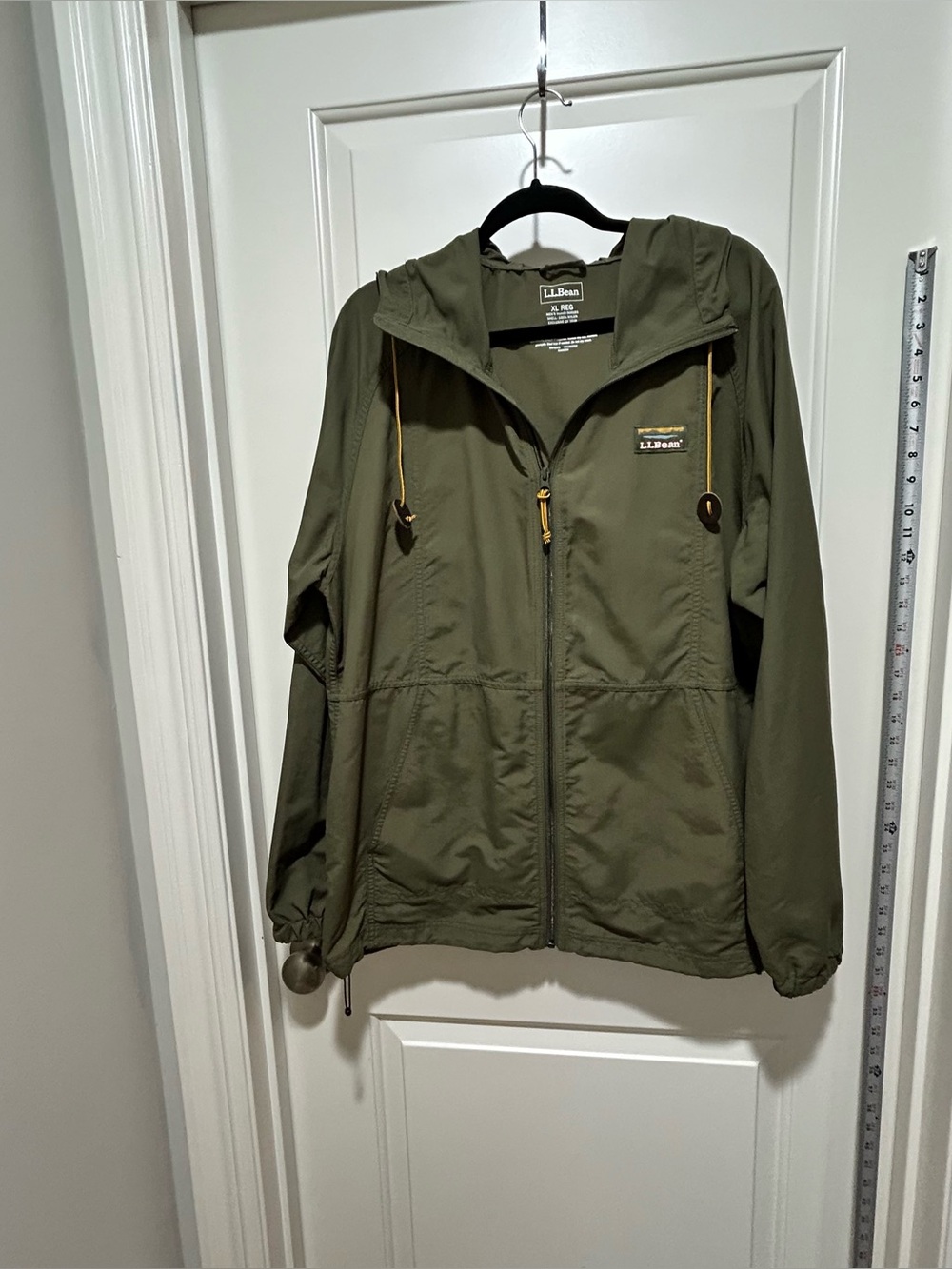 L.L. Bean Men's size  XL Reg Olive Green Hooded Windbreaker Jacket. LIKE NEW
